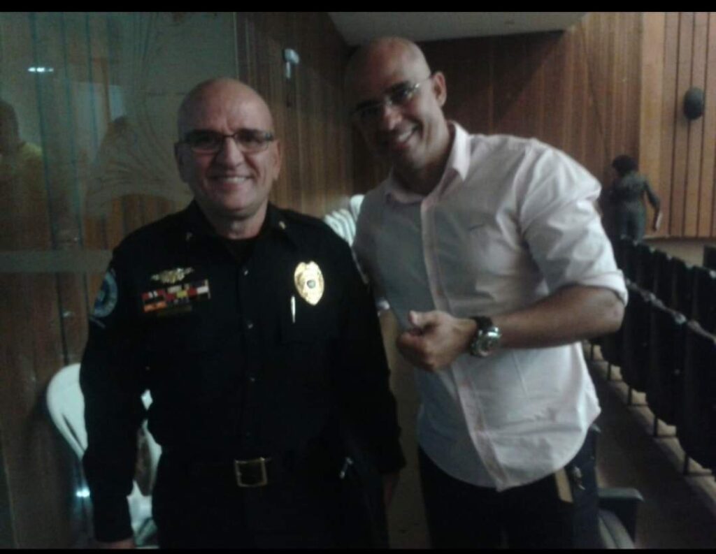 Ser policial no Brasil é para os fracos. O negócio é ser nos EUA…Nem que seja fake
