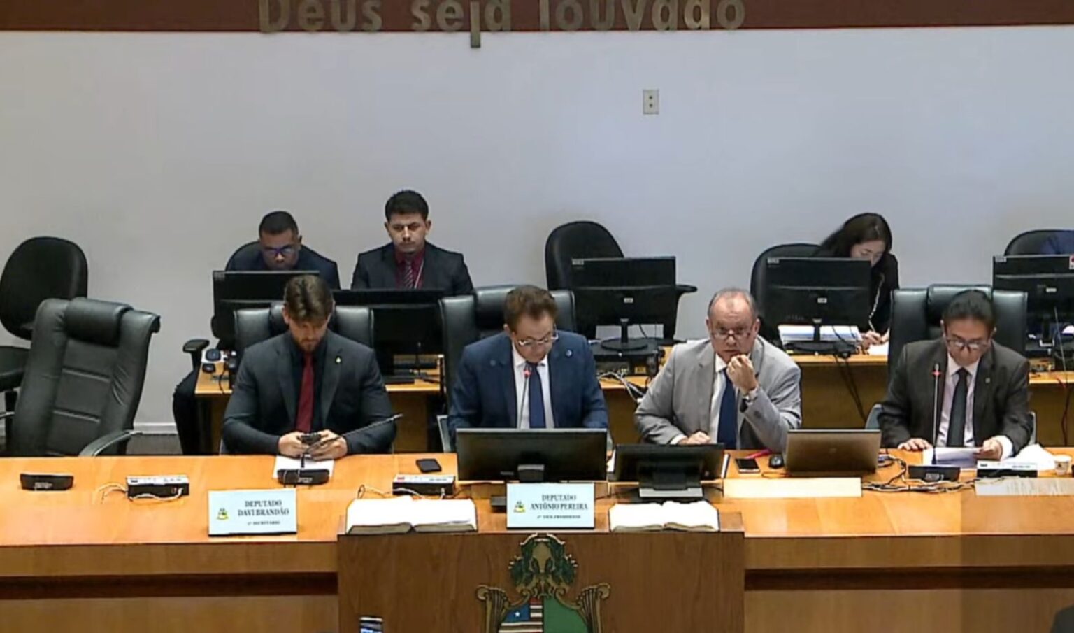 Parlamentar condenado por improbidade compõe mesa diretora em sessão na Assembleia