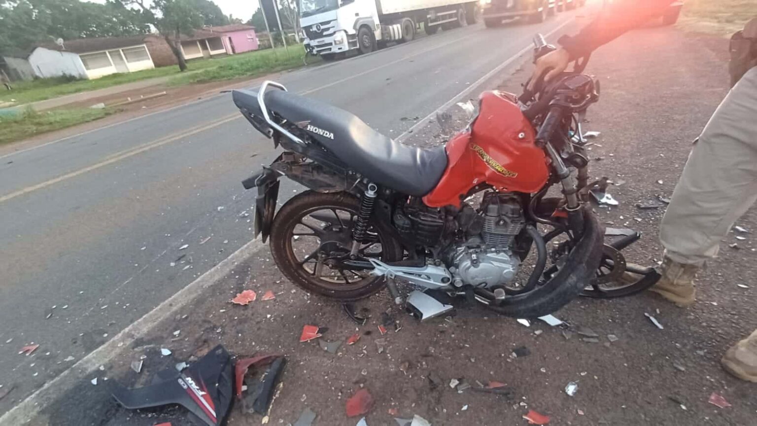 BR-135: Colisão entre motocicleta e carreta deixa um morto em Santa Rita