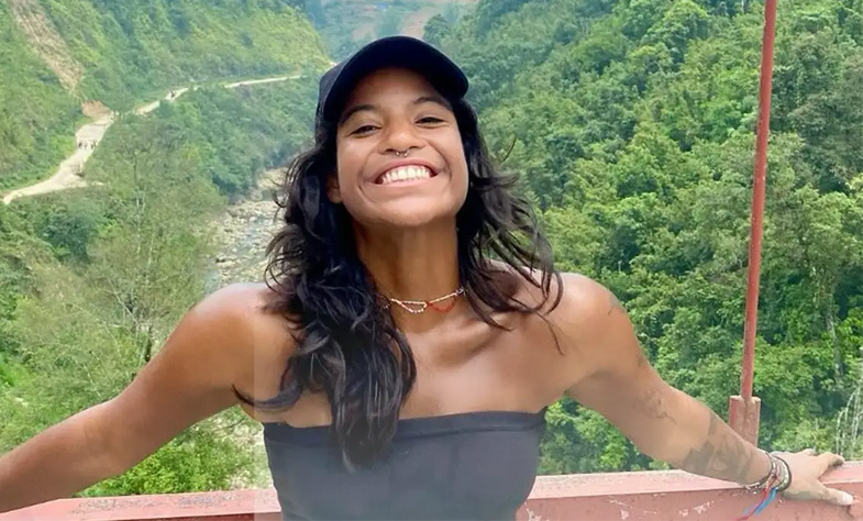 Brasileira que caiu em trilha na Indonésia é encontrada morta