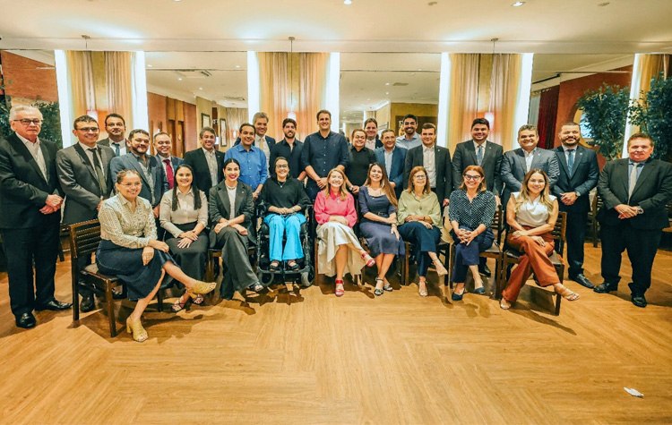 Ausência de 13 deputados em encontro com Orleans Brandão expõe racha na base governista