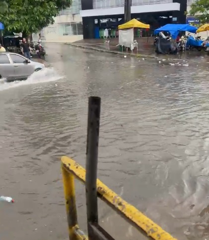 Vídeo! Chuvas causam transtornos na capital e deixa Mercado Central alagado