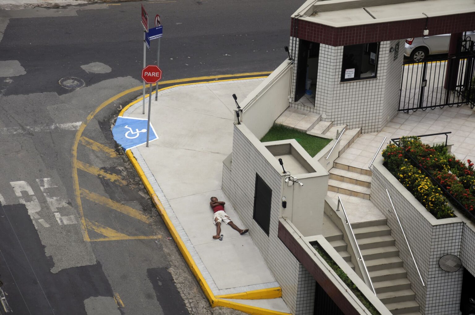 A miséria desaba defronte das lixeiras do bairro dos ricos Foto - Gerado Iensen