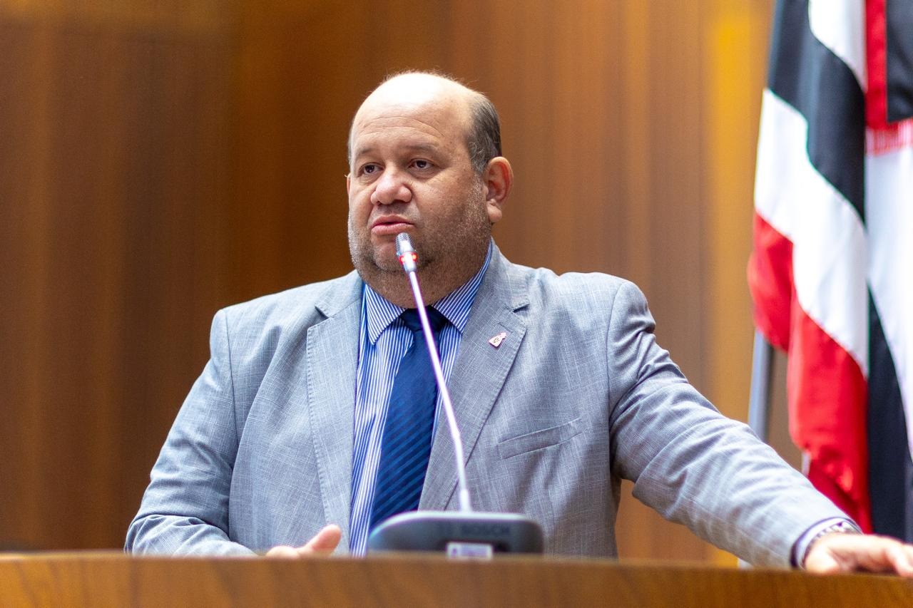 chifreiro de político Deputado governista coloca em xeque eleição de Iracema Vale na Assembleia