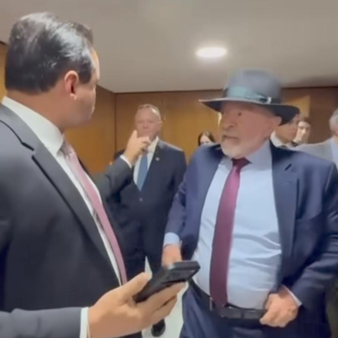 Only Fãs: Brandão e Weverton cercam Lula no corredor em busca de likes nas redes sociais